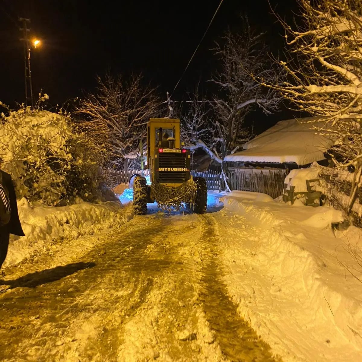 İl Özel İdaresi Karla mücadele ekiplerimiz iş makinelerimiz ile kapalı köy yollarını ulaşıma açmak için özverili bir şekilde aralıksız çalışmaktadır.
