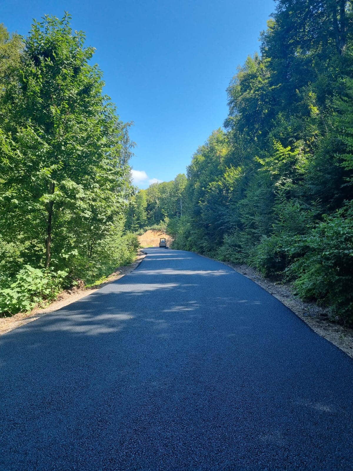 1+650 kilometre uzunluğunda ve ortalama 6-6,5 metre genişliğinde BSK asfalt kaplama yol inşa edilmiştir.