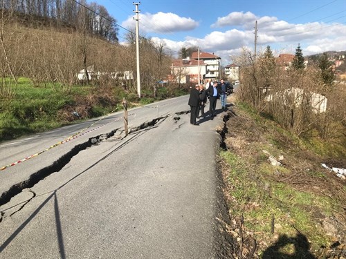 Ormanlı-Karakavuz Köyü yolunda heyelan sebebiyle zarar görmüş yolda incelemelerde bulunuldu.