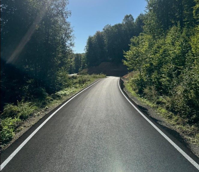 İl Özel İdaremiz ekipleri tarafından asfaltlanan köy yollarımızın Yol çizgi çalışmaları devam etmektedir.